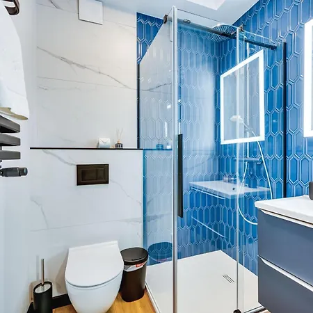 Black & Blue By Oneapartments Apartment