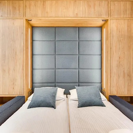 Black & Blue By Oneapartments